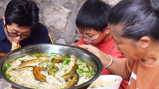 『九九用泥鳅煮一锅面...